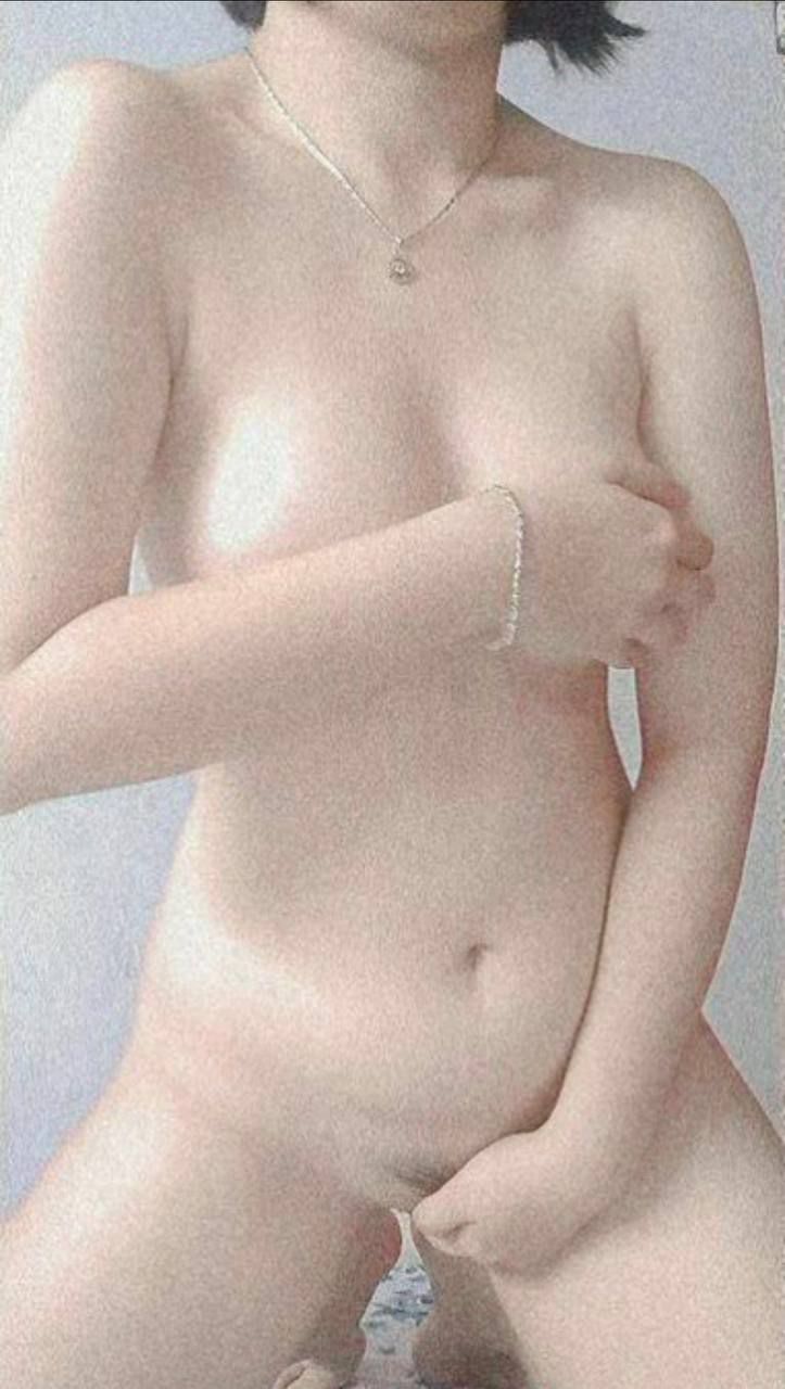 Trúng số, thanh niên thuê hẳn 2 em người mẫu chân dài về địt