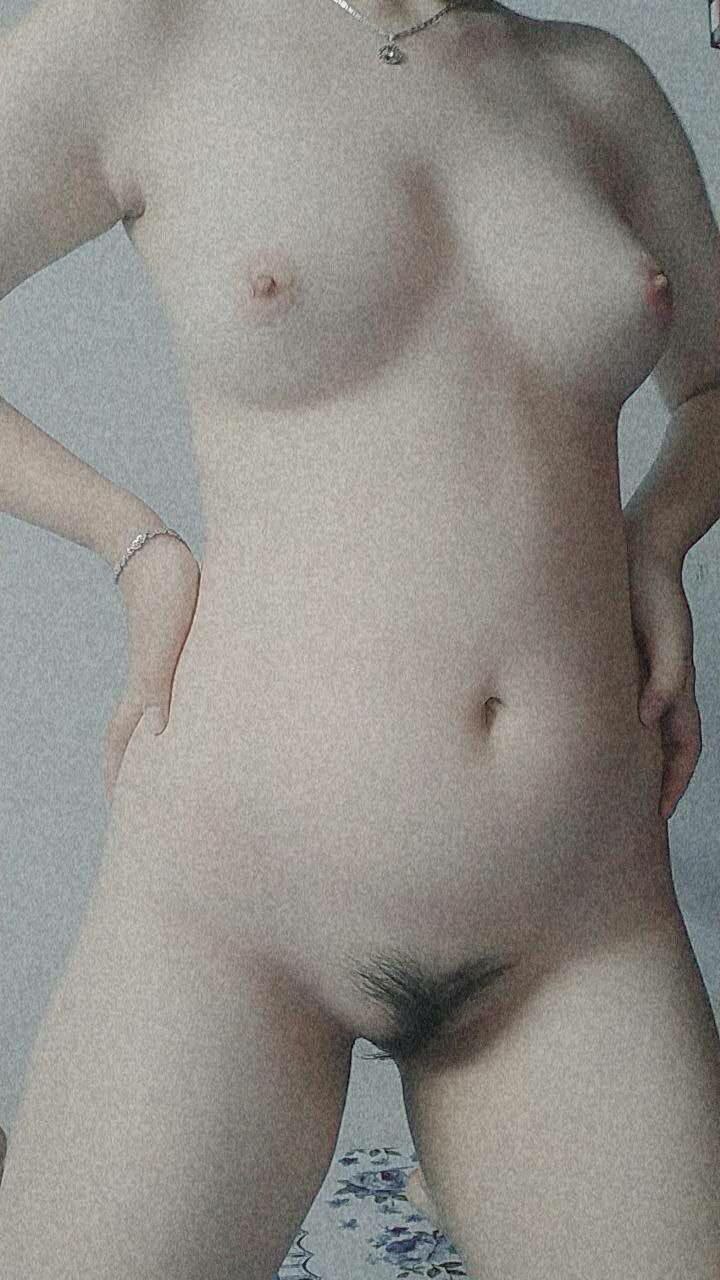 Anh chàng đam mê quan hệ với chị em trên ban công và chơi trò tay ba, để lộ mặt và tất, gợi cảm và xinh đẹp, con cặc lớn liếm núm vú, đạo cụ chơi với âm hộ, quan hệ và xoa vú