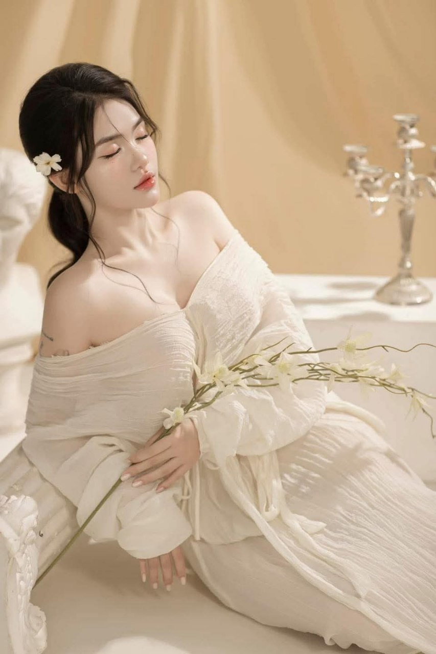 Mẹ kế Loli trở lại phát sóng trực tiếp, lộ mặt suốt chương trình, vóc dáng được chăm chút kỹ lưỡng, xoa ngực đào lồn, vẫn quyến rũ như vậy